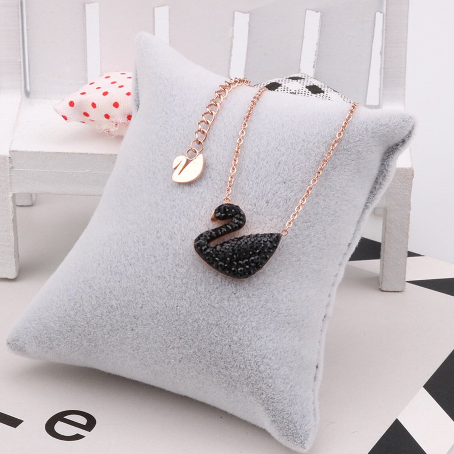black-swan-necklace